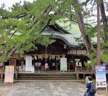 新潟の総鎮守として歴史ある神社。ご祭神の「菊理媛大神(くくりひめのおおかみ)」は、糸をくくり整えるように男女の仲を取り持つとされ「縁結びの神様」として有名です。近年、パワースポットとしても注目されています。
