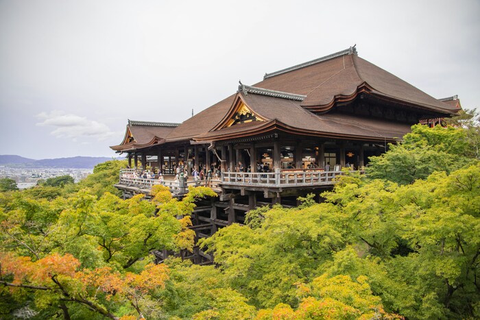 「清水の舞台」として有名な本堂。千手観音と地蔵菩薩、毘沙門天、二十八部衆と風神雷神が祀られています。秘仏となっているため、拝観することはできません。