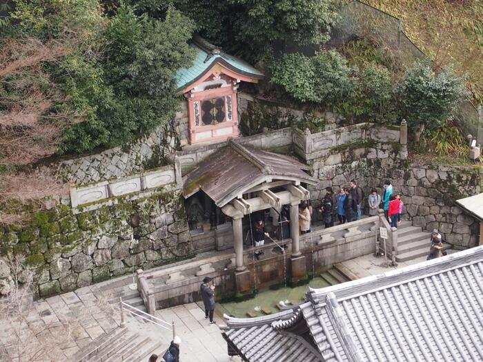 音羽の滝は、一度として枯れたことのないといわれている霊水です。清水寺の名前の由来となったともいわれています。不動堂には不動明王が祀られています。