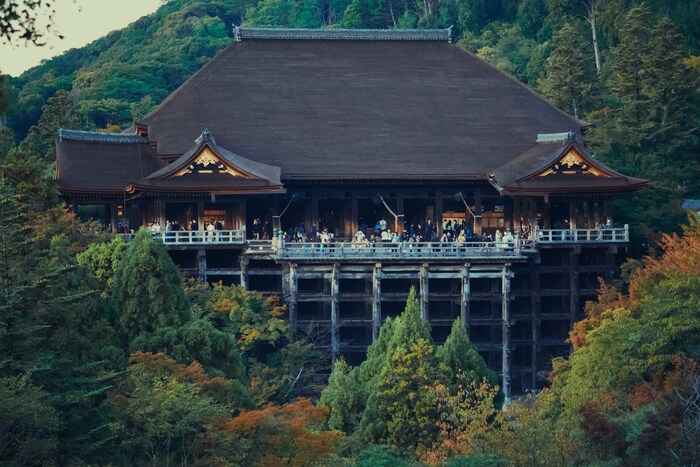 初めて御朱印集めをするという方や、短い京都旅行の間に御朱印を集めたいという方におすすめなのが清水寺です。時間があれば、洛陽三十三所巡礼で京都市内のお寺巡りにチャレンジしてみても。きちんと参拝のルールを守って、御朱印をいただきましょう。
