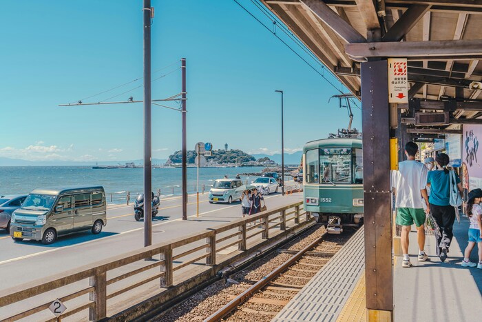 レトロでノスタルジックな空気が漂う街、鎌倉。神社やお寺など、昔ながらの町並みを眺めながらの散策はとても気持ちの良い時間ですね。
そんな鎌倉に、実はとってもかわいくておしゃれなお店がたくさん隠れているのをご存知でしたか?ここでは、散策途中にふらりと立ち寄りたくなるお店をご紹介します。