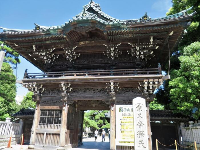 柴又駅から徒歩数分、寅さんの口上“帝釈天で産湯を使い”でおなじみの「柴又帝釈天」は、江戸時代はじめに開創され、夏目漱石の小説にも登場する由緒あるお寺です。