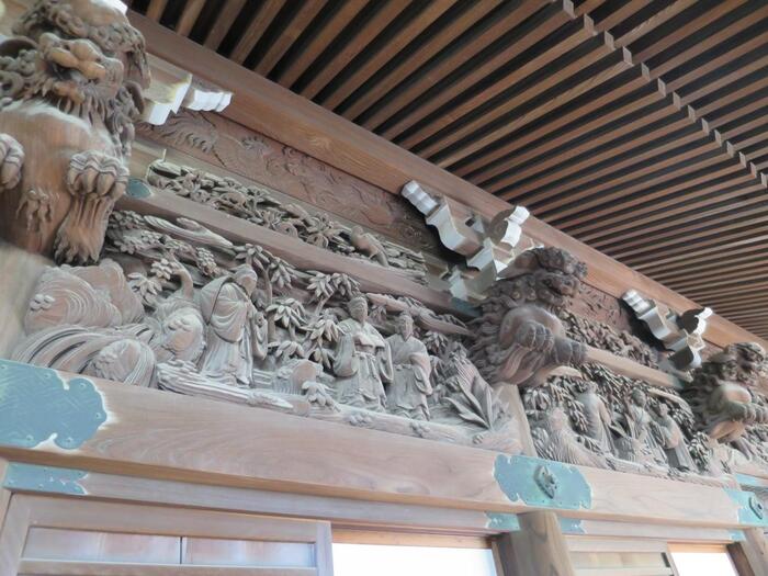 柴又帝釈天は、別名“彫刻の寺”と呼ばれるほど、寺内には多くのりっぱな木彫り彫刻があることでも知られています。帝釈堂内陣の外側にある「法華経説話彫刻」は、仏教経典の中でも最も有名な「法華経」の説話を10説を選び、彫刻にしたもの。