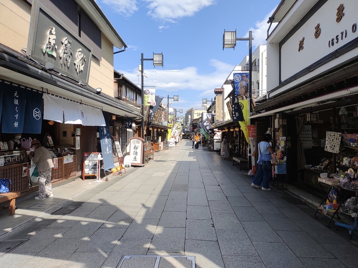 柴又駅を降りて3分ほど歩くと、柴又帝釈天に続く「帝釈天門前参道商店街」に出ます。わずか5分ほどで通り抜けられる小さな商店街ですが、寅さんでおなじみの草餅屋さんやせんべい屋さんなど、人情味あふれる名店がずらり。お土産を買ったり、お腹を満たしたり…参拝前後に立ち寄ってみましょう。
※おすすめのお店は下記にまとめました。
