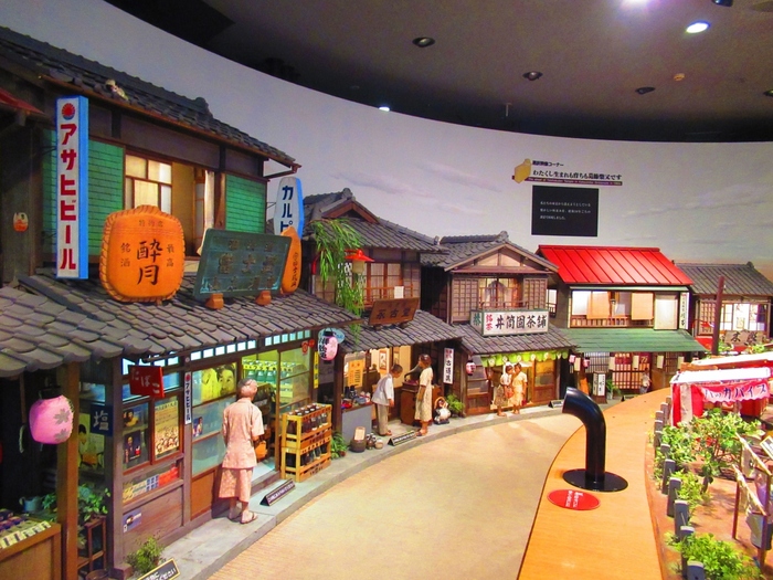 昭和30年代頃、寅さんが子ども時代を過ごした帝釈天周辺の街並みをリアルに再現した「生まれも育ちも葛飾柴又コーナー」。新鮮で懐かしい、不思議な感覚に包まれます。
