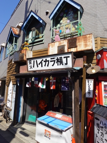 柴又駅から帝釈天に向かい徒歩1分ほどの場所に、なんとも気になる賑やかな建物が見えます。こちらは1階が「柴又ハイカラ横丁」、2階は土日祝日のみ開いている「柴又のおもちゃ博物館」です。