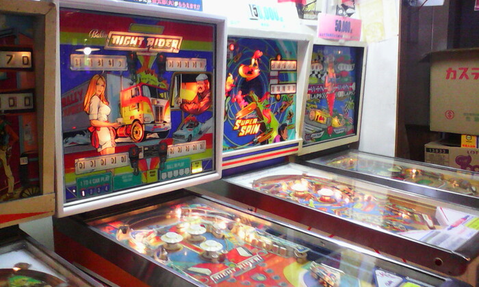 1階の奥には懐かしのゲームコーナーが。ピンボールやじゃんけんゲームなどで、実際に遊んでみましょう。2階の「おもちゃ博物館」では、実はおもちゃメーカーが集中する葛飾区ならではの、レトロで懐かしいおもちゃがたくさん。漫画原作家・黒沢哲哉さんがおもちゃ屋や駄菓子、露店などで集めた貴重なコレクションが展示されています。
