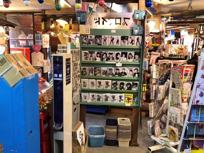 1階のハイカラ横丁には、昔懐かしい駄菓子やプロマイド、おもちゃ屋さんが。子どもから大人までついつい宝探しに夢中になってしまいます。