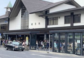 往復歩くのはちょっときついという方は、バスで行くこともできますよ。

バスのアクセスは、鎌倉駅東口で、5番のバス乗り場へ。バスに乗車し、「浄明寺」で降りると報国寺があります。約2分ほど歩けば到着です。

普段歩き慣れていない方は、片道バスなんて技もあるので安心して道中楽しんでくださいね。それでは早速出発しましょう！