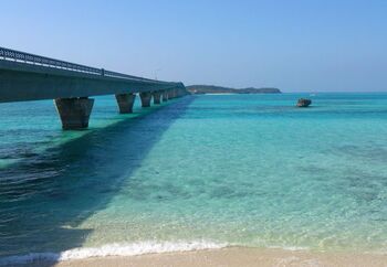 沖縄本島から南西方に約310キロにある宮古島。北東から南西へ弓状となっている平坦な島です。
有名な観光名所として、

◆宮古島の北の端と池間島を結ぶ池間大橋
◆真ん中がドーム状の天然の大岩がある砂山ビーチ