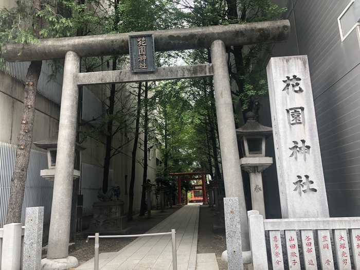 デパートや高層ビルだけでなく、花園神社や自然溢れる新宿御苑といったホッと一息できるスポットも混在しているのも、新宿の魅力です。