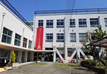 おもちゃと言えばお子様のイメージですが、大人も一緒に楽しめるのがここ、東京おもちゃ美術館です。小学校の校舎を改装して作られているので、自然と懐かしい気持ちがよみがえってきます。いろいろなおもちゃに触れたり、珍しいおもちゃを見たり、お買い物をしたり…大人も一緒になって楽しめます。