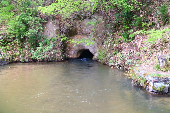 こちらは、虎隊士中二番隊の20名が 撤退する際に通った「戸ノ口堰洞穴」。
猪苗代湖から会津城下に水を引くために掘られた堰（せき）で 長さは約150ｍもあるそうです。