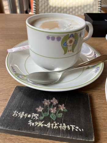 ジョン・レノンがレシピを伝えたというロイヤルミルクティー。当時メニューには無かったところ、彼の希望により加えられました。そして、ロイヤルミルクティーと共によく食べていたとされるのが、アップルパイ。サクサクしたパイ生地の中にしっとりとしたリンゴがたっぷり入っています。