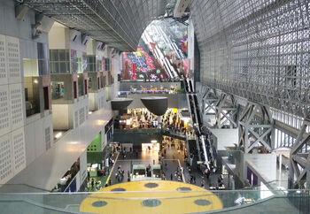 京都駅には、地下街や伊勢丹など、ランチができるお店がいっぱい。京都駅に着いてすぐ。京都から帰る前に。
すぐに寄れるところばかりなので、ぜひ京都駅でランチに舌鼓を打ってくださいね。