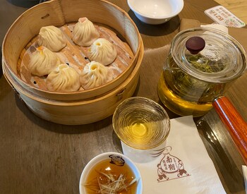 飲茶専門店では、まず中国茶の種類を選びます。本場では、お茶が運ばれてきたら、自分で器を洗う「洗杯（サイプイ）」という儀式もあるとか。そして、とくに香港ではいろいろな種類の点心がワゴンで運ばれ、積まれたせいろの中から好きなものを選びます。