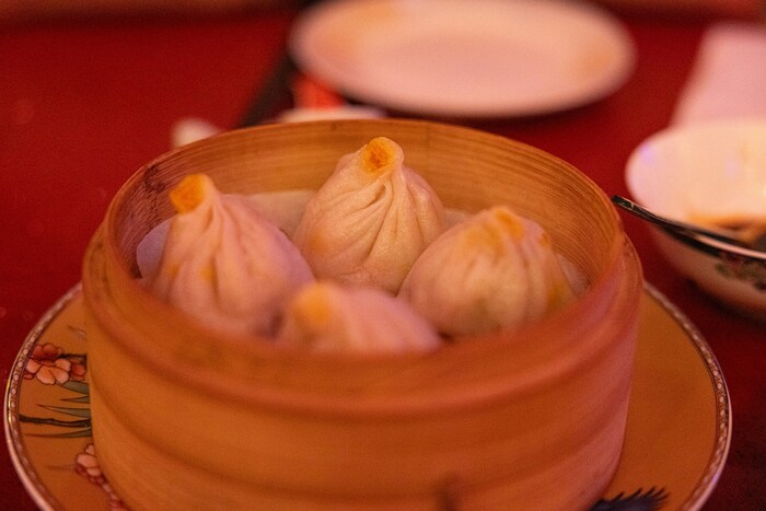 飲茶は、中国広東省や香港・マカオなどで、中国茶を楽しみながら点心を食べる習慣のこと。点心は、小腹がすいたときに食べる軽食やお菓子などをすべて指し、範囲がとても広いのが特徴です。ちなみに、飲茶は広東語。英語では飲茶は“Yumcha”、点心は“Dim Sum”といいます。