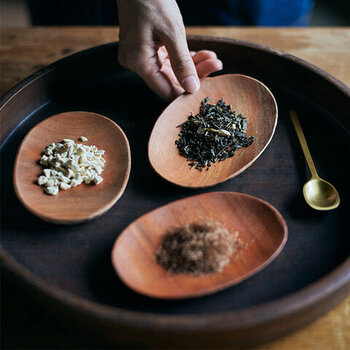中国茶には、緑茶の一種の龍井茶（ロンジンチャ）、発酵度が低い白茶の一種・寿眉茶（ソウメイチャ）、半発酵の烏龍茶の代表格・鉄観音茶、熟成した香りの黒茶の一種である普洱茶（プーアールチャ）など、数多くの種類の茶葉があります。発酵度合いによっても、特徴はさまざま。香りや味の違いが楽しめます。