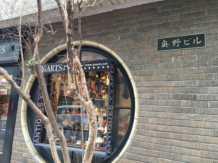 各部屋は約3.5坪の小さなワンルーム。戦後徐々に住宅から事務所へと需要が移っていき、今では20店舗程のギャラリーやアンティークショップが入るアートの発信拠点として機能しています。