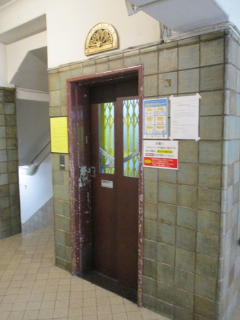 今ではほとんど見かけることのない手動式エレベーターが残っているのも、ここならでは。

停止階を矢印で示すインジケーターも当時のままで、フロアごとにデザインが異なります。作り手の遊び心が感じられますね。