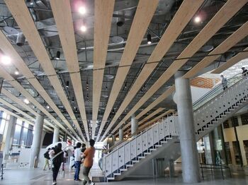 一階は解放的な作り。シンプルながらも縦と横で作られる造形美を堪能。そして二階の図書館は圧巻です。天井を見上げると思わず口が開いてしまう斬新な作り。設計者は伊藤豊雄さん。岐阜は自然豊かな町。そのイメージを大切にしたような森の中にいるような素敵な空間が出来上がりました。近未来的でもありながら、ぬくもりも持ち合わせる落ち着く空間。