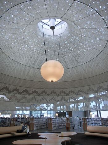入ると木の香り!図書館のイメージによくある、暗めの蛍光灯とお尻が痛くなる硬い椅子とは無縁の世界です。本の種類も豊富です。辞書から純文学はもちろん、アニメ系のものまで幅広いラインナップ。みんな思い思いの場所へ本を持って読みふけっています。