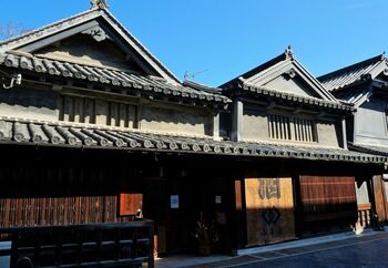 画像は、広島県・竹原市の「町並み保存地区」にある竹鶴政孝の実家である小笹屋・酒の資料館（竹鶴酒造）。
NHKの連続テレビ小説「マッサン」の主人公のモデルとなった竹鶴政孝さんの故郷として、またTVアニメ『たまゆら』の舞台として脚光を浴び、最近は遠方からこの港町へ訪れる人が増えてきました。