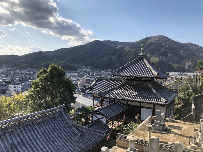 廻船業、塩田経営、酒造業で栄えた「竹原」。高台からこの町を見下ろせば、情緒溢れる甍の美しい波を眺めることができます。

「竹原」は歴史に埋もれることなく、今も酒造は盛んに行われ、この町を守りつつ育ててきた地元の人々が、この美しい甍の屋根の下に暮らしています。「竹原」は、連綿と歴史を紡いできた人々の体温をも伝える町です。

広島に足を運ぶのなら、ぜひ「竹原」にも立ち寄り、風情ある「町並み保存地区」を巡り歩いて下さい。きっと、温かで心和む一時を味わえるはずです。