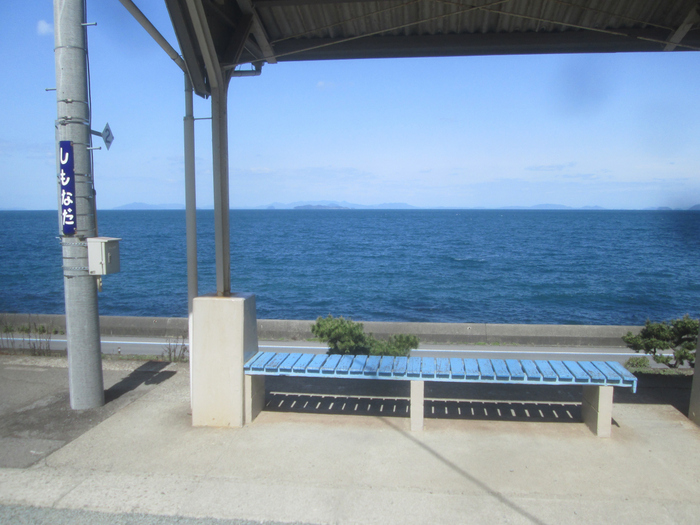 ホームに立てば、目の前いっぱいに瀬戸内の海がひろがります。その景色は、最高としか言いようがありません。かつては、「日本一海に近い駅」でもありました。
その景色の素晴らしさから、数々の映画やドラマのシーンでも使われてきました。たとえば、あの木村拓哉さん演じる名作『HERO』などです。