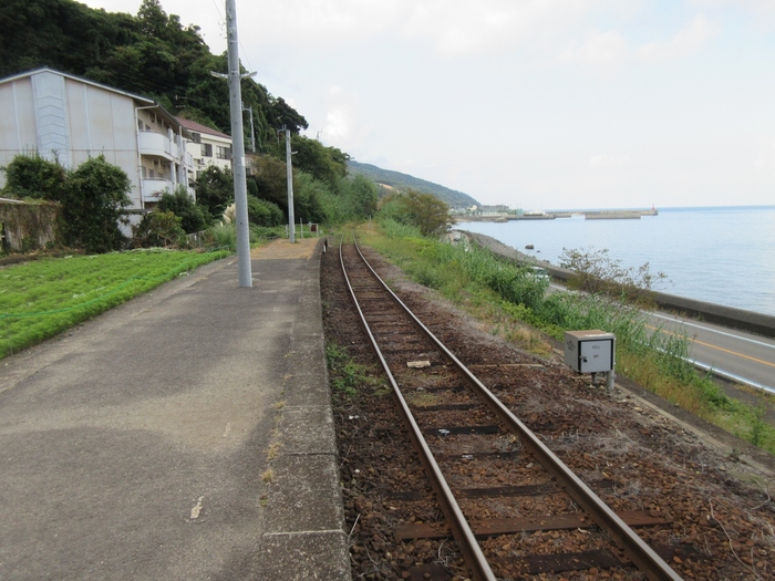 線路は海を見ながら進んでいきます。