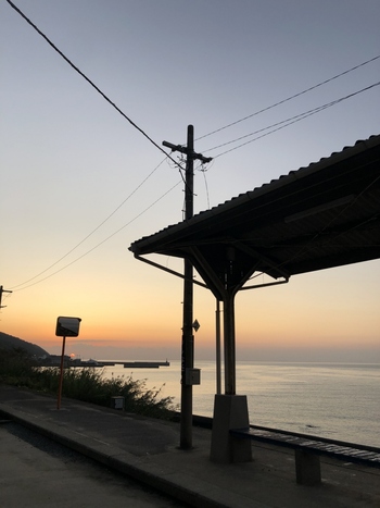 沈んでいく夕日をただ見つめる、そんな時間は日常生活でなかなかないもの。