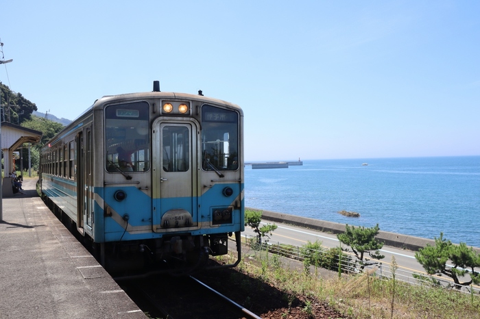 下灘駅へは、JR予讃線でアクセス可能です。
