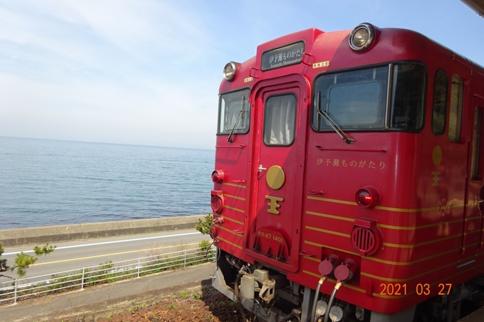 さらに鉄道と食事を楽しみたい人には、「伊予灘ものがたり」での旅がおすすめです。内装はレトロモダン、趣向を凝らした作りになっています。車内では、食事やアテンダントのサービスを受けられます。ただし、一日数本のみの走行なので、早めの予約を。