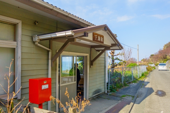 海岸沿いに整備された、国道378号線を、「夕焼けこやけライン」と言います。愛媛県伊予市双海町から、大洲市長浜町までの間の道路です。東向き、西向きのどちらにも向かうことができ、緩やかなカーブと直線道路が続く道となっており、アップダウンも少ないため快適なドライブを楽しむことができます。隣に海を見ながら走ることができる、最高のロケーション！