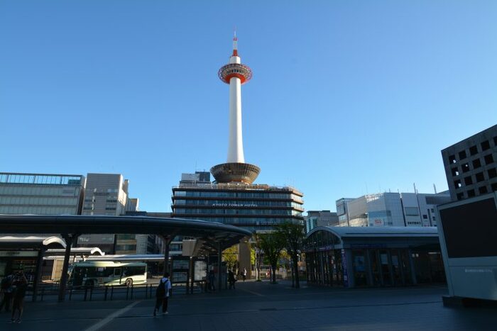 観光で京都に来られる方も多いと思いますが、見知らぬ土地でのお店探しはなかなかにむずかしいもの。行き当たりばったりでも全然平気！というチャレンジャーな人以外はちょっと尻込みしてしまいますよね。でもせっかくの京都の夜、このままホテルに帰ってしまうなんてもったいない！