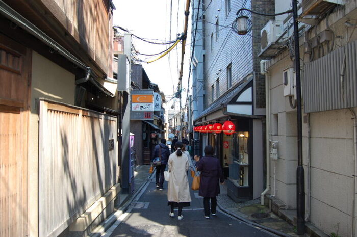 京都市内中心部にある繁華街、河原町から少し足を伸ばすとそこは花街の通り。昼間はたくさんの人が往来して“ザ・観光地”といった風景ですが、夜のとばりが落ちるとぽつぽつとお茶屋さんや料亭のぼんぼりが灯り始め、なんともいえない雰囲気に。こんな夜の街並みが楽しめるのも京都の魅力ですね。