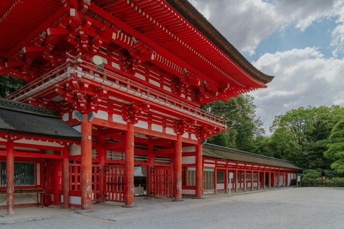 朱塗りの“楼門”が印象的な「下鴨神社」。京都三大祭に数えられる“葵祭”が行われる神社としても良く知られています。その見所は、実に沢山あります。