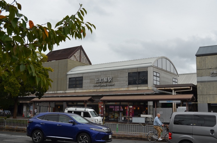 「下鴨神社」を訪れるのなら、「出町柳（でまちやなぎ）」駅を利用しましょう。駅からは徒歩７分。随所に道案内の看板が掲げてあるので道に迷う心配もありません。
「下鴨神社」本殿へのアクセスが良いバス停を利用しても良いですが、下鴨散策の魅力が半減してしまいます。