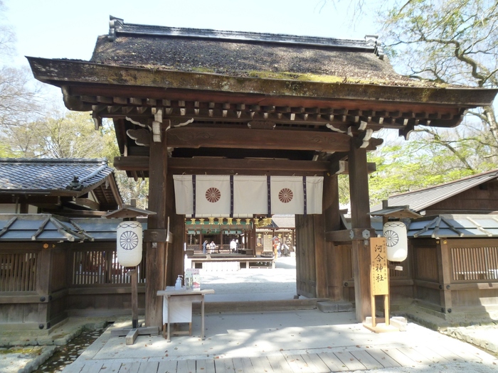 「河合神社」の神門。神門をくぐると、境内中央に舞殿。その右手奥に鴨長明が晩年暮らした“方丈”の庵のレプリカがあります。