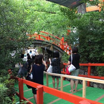 【［御手洗池（みたらしいけ）］。土曜の丑の日に“足つけ神事（御手洗祭）”が行われます。画像は、御手洗祭の様子 】