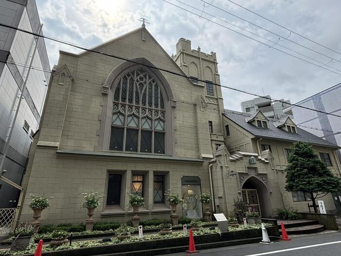 JR三宮駅より徒歩10分の場所にあるゴシック様式の有形文化財、1927年築の旧・神戸ユニオン教会。こちらを改装されたお店が「フロインドリーブ」です。