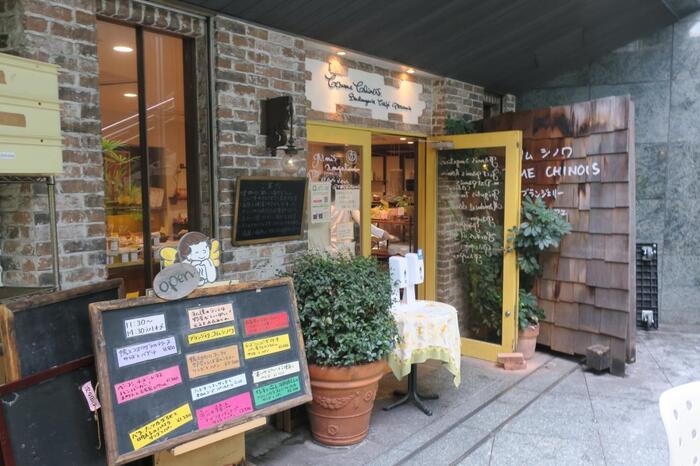 三ノ宮駅から徒歩5分、三宮ビル南館地下1Fにある『ブーランジェリー コム・シノワ』。外から見てもとっても素敵なこちらのお店では朝8時から店内でイートイン可能です。