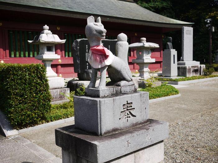 御祭神である“稲荷神（お稲荷さん=ウカノミタマノカミ(宇迦之御魂神）”は、その名の通り“稲”を象徴する穀物、農業の神様です。古くは、五穀豊穣を司る神様として信仰されてきましたが、現在は、商工業全般を含め、産業興隆、商売繁盛、家内安全、等など、幅広いご利益を神様としても信仰されています。