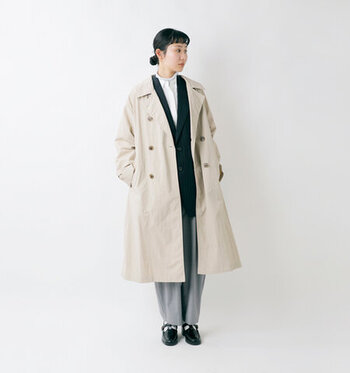 例えばジャケット×トレンチコートのように軽アウター同士のレイヤードを楽しむコーデも、この時季におすすめしたい着こなしのひとつ。暑く感じたらサッと脱げるので、おしゃれ且つき機能的！
