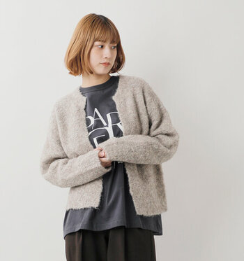 ロゴTシャツを大人っぽく着こなすなら、ロングカーディガンがおすすめ。こっくりカラーのパンツや秋らしい色味のシューズで、季節感も意識して。
