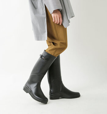 「AIGLE」のシャンタベルラバーブーツは、伝統の上質な天然ゴムを使用。防水性と耐久性に優れ、美脚効果のある細身のシルエットが魅力的です。
オーセンティックでクラシカルな雰囲が気漂うルックスは、トレンドを問わず長く楽しめる一足。