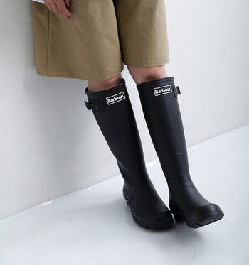 シーズンレスで活躍する、「Barbour」定番のレインブーツ。雨の日はもちろん、悪天候にも頼れる全天候型の一足です。クラシックな佇まいに、洗練されたムードを添えたロングブーツタイプ。
サイドストラップのデザインや程よくボリュームのあるソールによって、レディライクになりすぎない絶妙なバランスに仕上げられています。