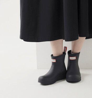 「HUNTER」のレインブーツは、雨の日の憂鬱な気分を吹き飛ばしてくれキュートなデザイン。履き口にちょこんと取りつけられたトリコロールのプルタブがポイント。

天然ゴムを使用し継ぎ目なく作られているので水漏れの心配がありません。滑りにくい靴底や、フィット感を追求したデザインで履き心地も抜群です。