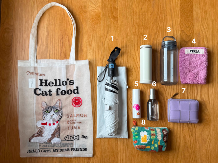 バッグは[『BRIGITTE TANAKA』](https://mall.kinarino.jp/brand-4614)と[『Hello cats, my dear friends』](https://www.instagram.com/hello_cats.my_dear_friends/)のコラボアイテム。シアー素材が夏らしく、とっても軽量なのもお気に入り。
1.『ムーンバット』の100%遮光の日傘
2.[『kukuna』の3wayスティックボトル](https://mall.kinarino.jp/item-230471)。一見スリムなタンブラーに見えますが、実は氷のうとしても使えるマルチボトル
3.容量500mLのタンブラー
4.厚手で吸水性が高い『TEKLA』のタオルハンカチ
5.ヘアメイクさんに教えてもらった『HACCI』の日焼け止めミスト
6.『vim BEAUTY』のクールミスト
7.『ボッテガ・ヴェネタ』の財布
8.ビールと焼き鳥がデザインされた『フェイラー』のポーチ