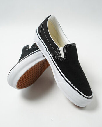 VANSのクラシックラインを代表するモデル。シンプルかつベーシックなスリッポンスニーカー。クールで洗練された雰囲気。カジュアルだけでなく、きれいめコーデにもマッチします。